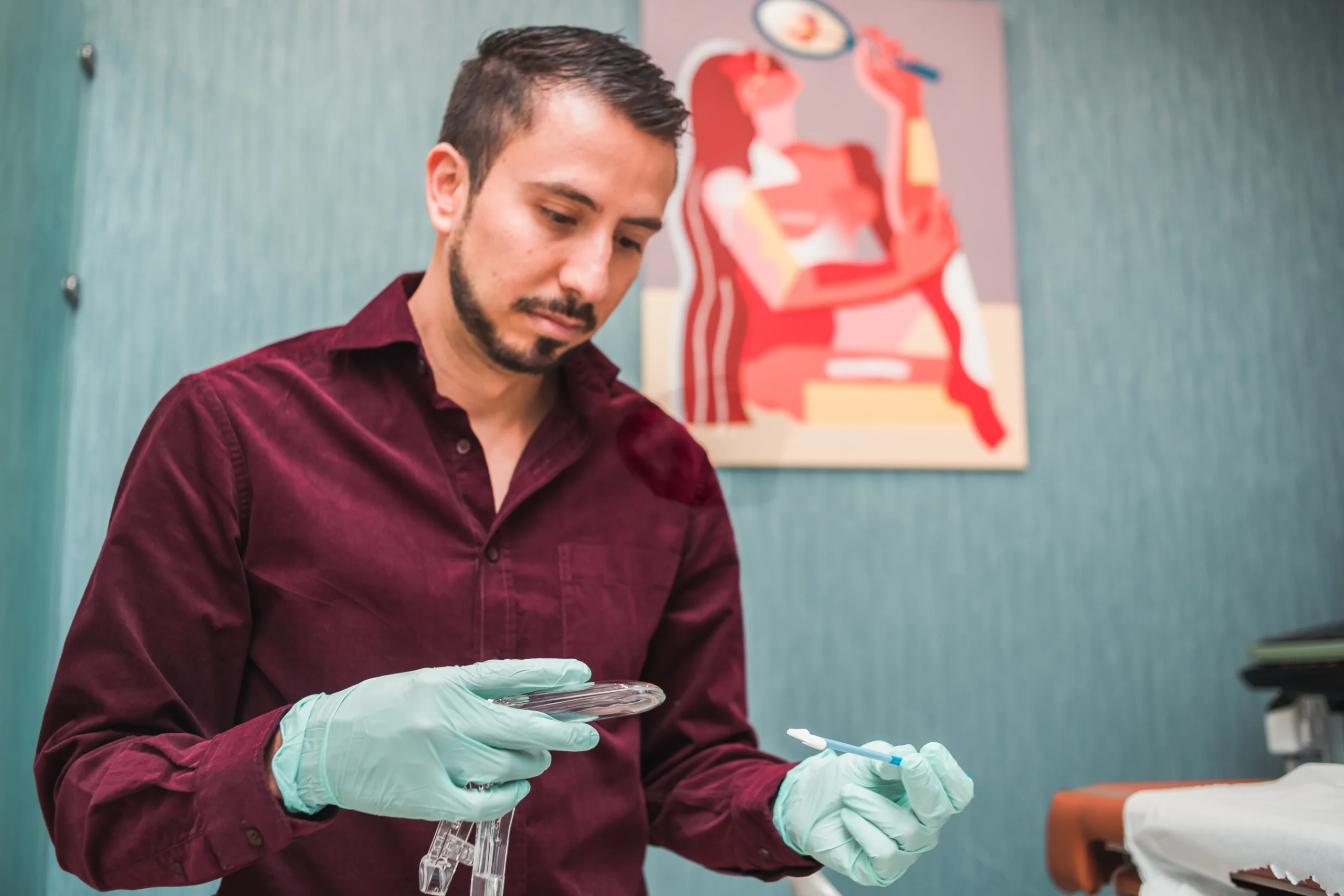 Doctor explicando los detalles de la cirugía LEEP a una paciente.
